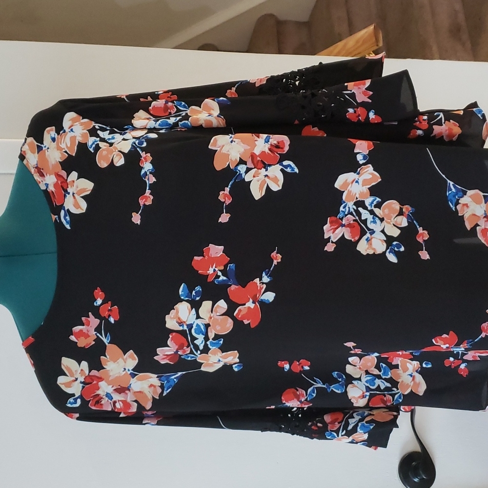 Floral blouse with filigree on sleeves